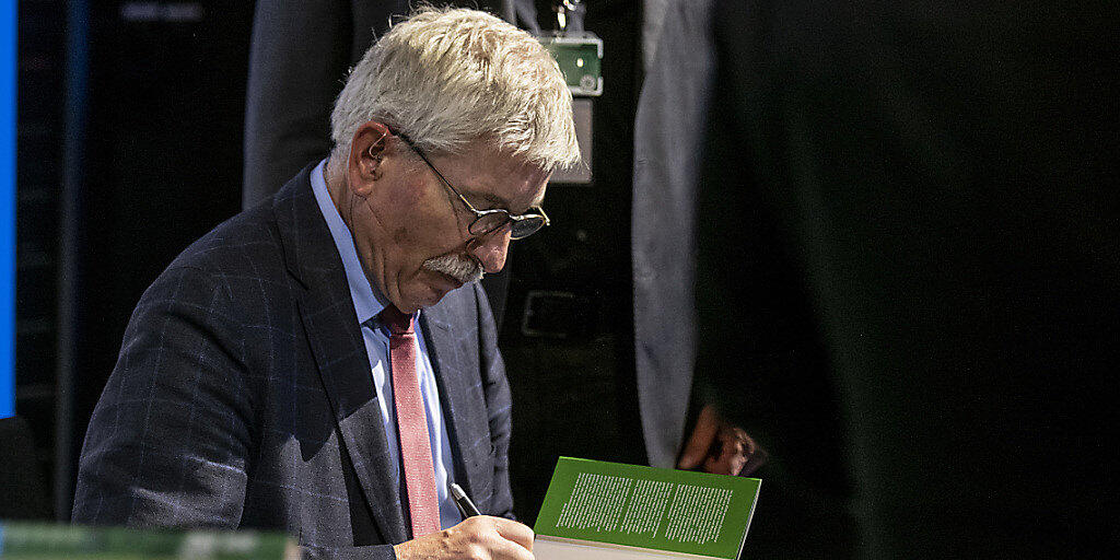 Soll bei den deutschen Sozialdemokraten rausfliegen: Thilo Sarrazin beim Signieren seines Buchs "Feindliche Übernahme". (Archivbild)