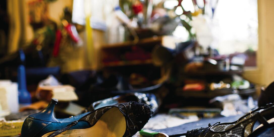 LEHRSTELLE, LEHRLING, LERNENDE, BERUF, AUSBILDUNG, BERUFSAUSBILDUNG, ARBEIT,  SCHUHMACHER, LEHRTOCHTER, SCHUHE, SCHUH REPARATUR, ATELIER, CHANEL, PUMPS, FRAUENSCHUH, FRAUENSCHUHE,  , LEHRLING,