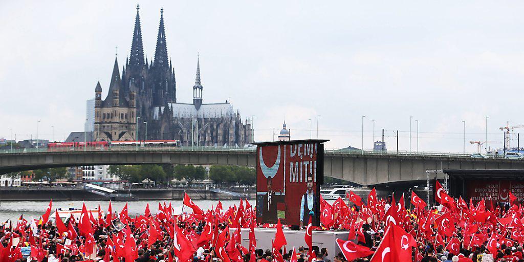 Die Kundgebung in Köln wurde massgeblich von der Union Europäisch-Türkischer Demokraten (UETD) organisiert. Sie steht der AKP nahe, der Partei von Präsident Erdogan.