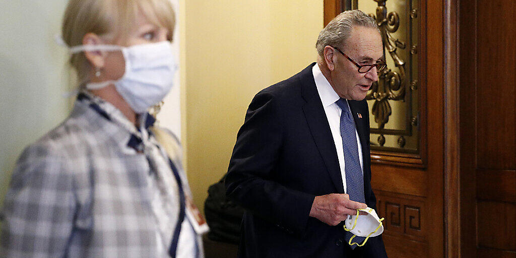 In den USA ist die Zahl der Toten, die mit dem Coronavirus infiziert waren, innert 24 Stunden erneut stark gestiegen. (Im Bild mit Maske in der Hand US-Senator Chuck Schumer)