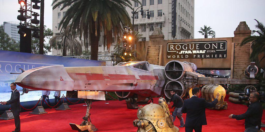 Ein riesiger Roter Teppich und die Replik eines Raumschiffes erwarteten am Samstag die prominenten Gäste zur Premiere von "Rogue One: A Star Wars Story".