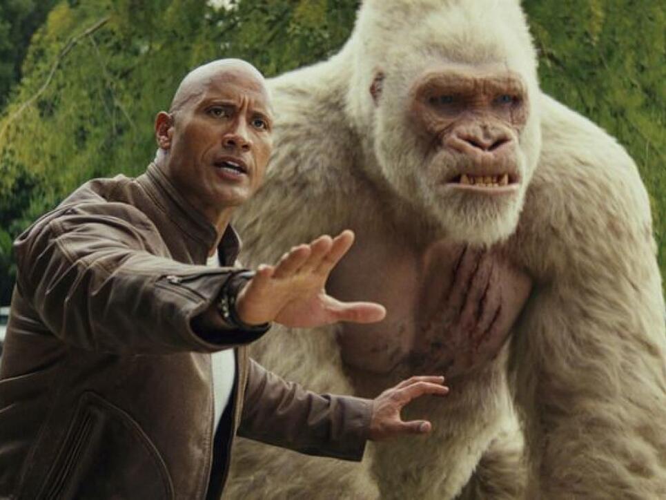 Dwayne Johnson zusammen mit seinem Freund, dem Gorilla, im Film "Rampage: Big Meets Bigger." Der Streifen um ein schief gelaufenes Gen-Experiment hat in Nordamerika die Kinocharts erobert. (Archivbild)