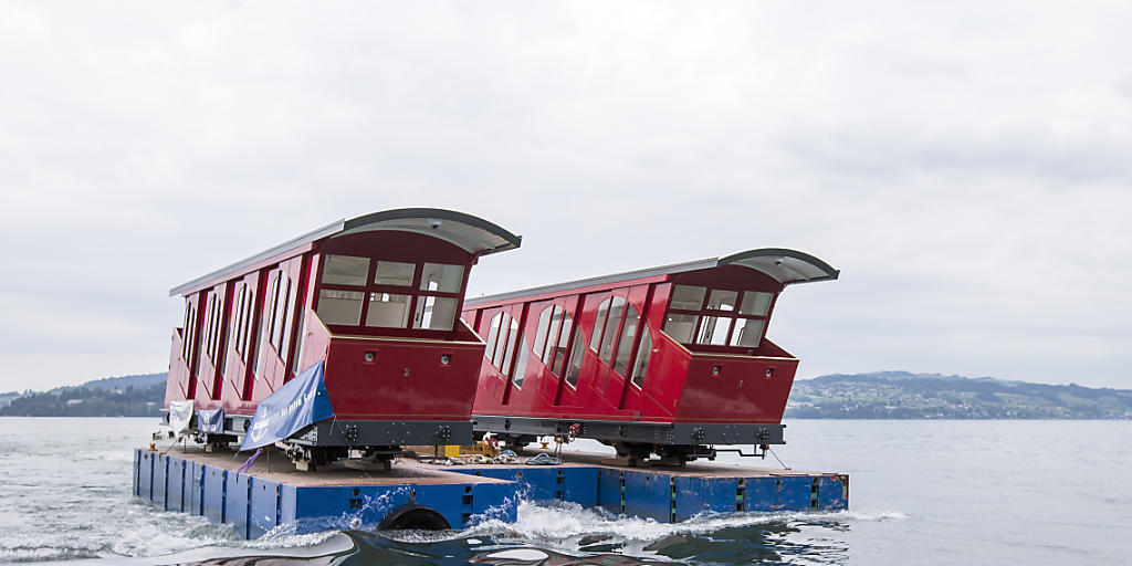Die beiden Wagen der neuen Standseilbahn auf den Bürgenstock auf ihrer Fahrt über den Vierwaldstättersee von Luzern zur Talstation.