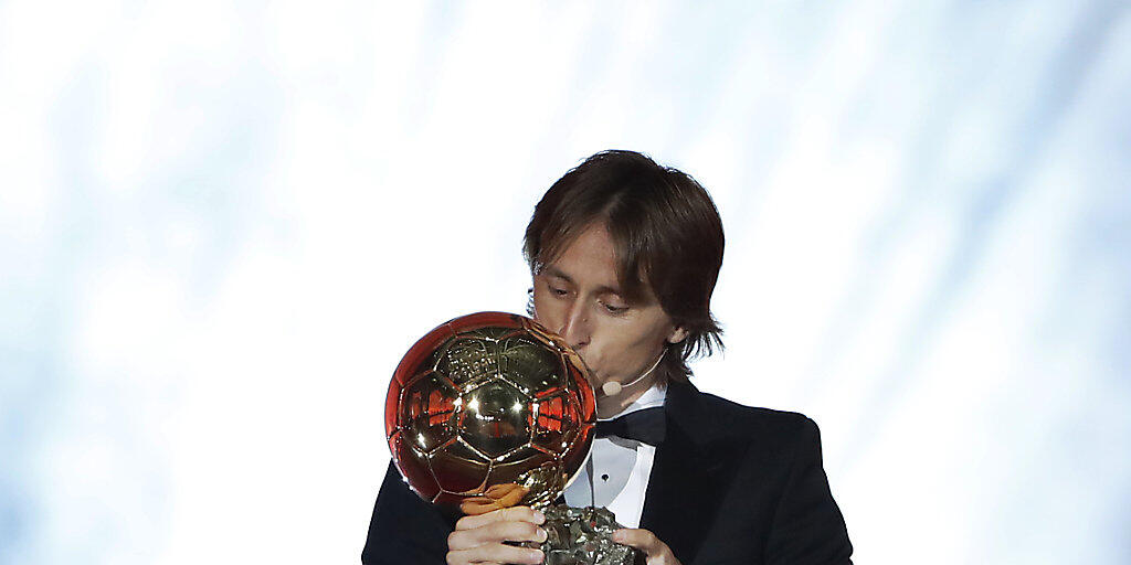 Luka Modric küsst die Trophäe, den "Ballon d'Or"
