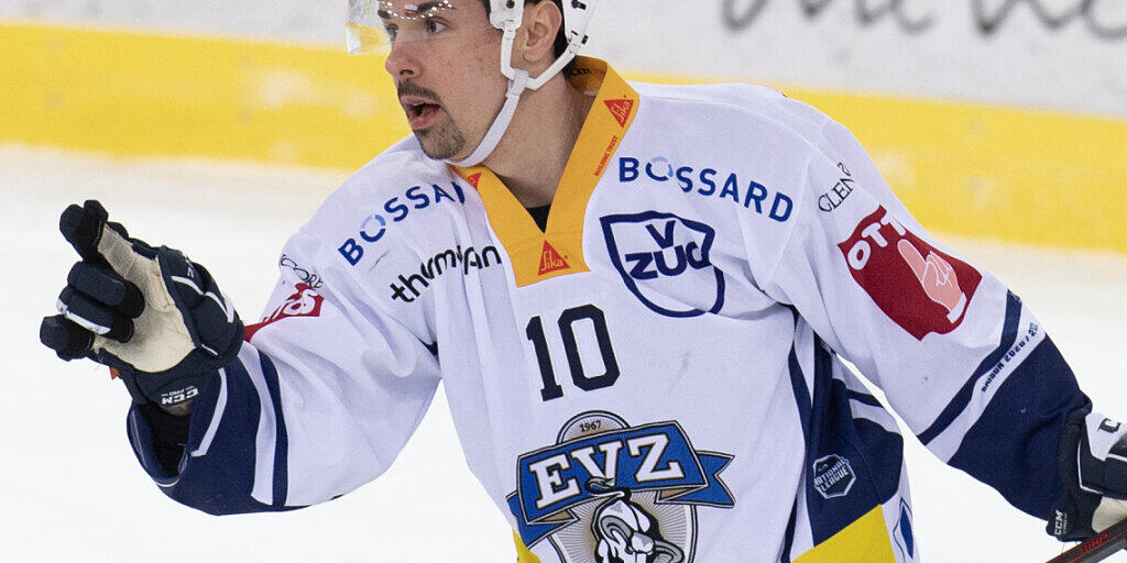 Zugs Jerome Bachofner jubelt während der Partie gegen die SCL Tigers. Sein EV Zug ist in der Tabelle einsame Spitze und liegt nun bereits zwölf Punkte und mehr vor der Konkurrenz Zugs Jerome Bachofner jubelt während der Partie gegen die SCL Tigers. Sein EV Zug ist in der Tabelle einsame Spitze und liegt nun bereits zwölf Punkte und mehr vor der Konkurrenz