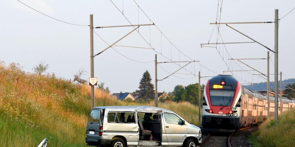 Glück im Unglück für einen Unfallfahrer im Kanton St. Gallen: Sein Auto kam auf der SBB-Strecke zum Stehen. Ein Lokführer konnte gerade noch rechtzeitig anhalten.