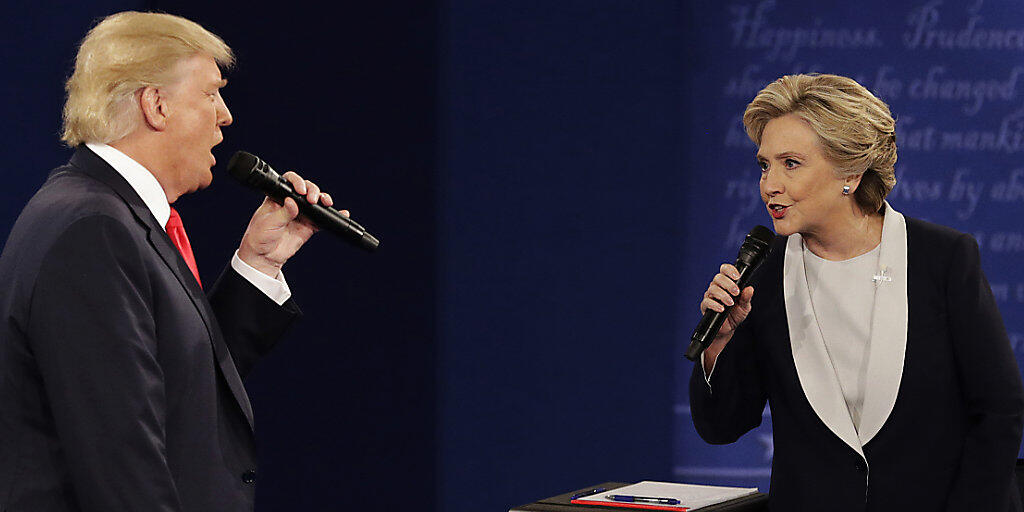 "Es gibt einen besseren Weg": Die frühere demokratische US-Präsidentschaftskandidatin Hillary Clinton rät ihrer Partei derzeit von einem Amtsenthebungsverfahren gegen Präsident Donald Trump ab. (Archivbild) "Es gibt einen besseren Weg": Die frühere demokratische US-Präsidentschaftskandidatin Hillary Clinton rät ihrer Partei derzeit von einem Amtsenthebungsverfahren gegen Präsident Donald Trump ab. (Archivbild)