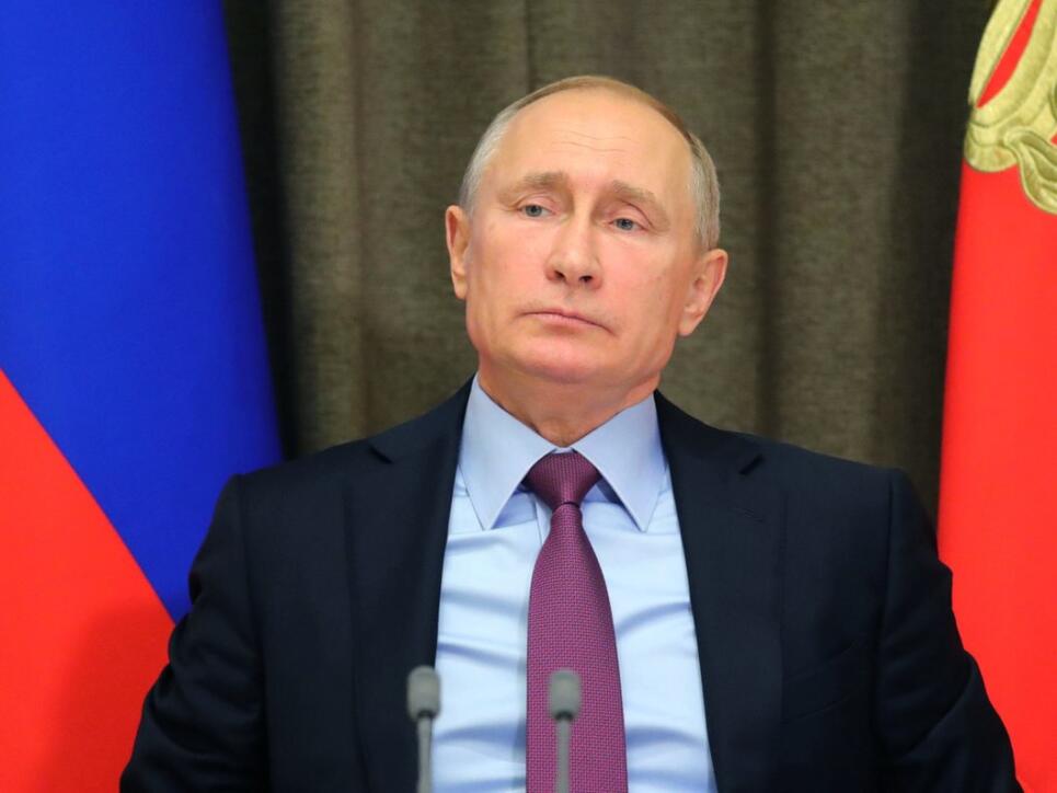 Will noch lange nicht aufhören: Der russische Präsident Wladimir Putin tritt auch zur nächsten Wahl 2018 an. Er hat vorgesorgt, dass das Ergebnis keine Überraschung wird (in einer Aufnahme vom 22. November 2017 mit Vertretern des Verteidigungsministeriums).