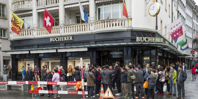 Asiatische Touristen vor Bucherer-Geschäft in Luzern (Archiv)