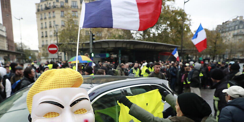 Wie hier an der Porte de Champerret in Paris haben sich auch in französischen Städten "Gelbwesten" versammelt, um den Jahrestag der Proteste zu begehen.