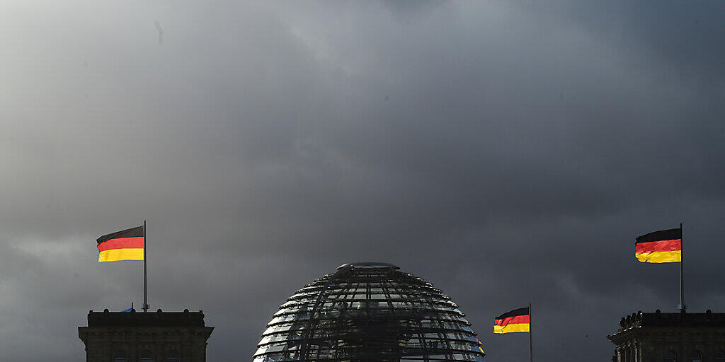 Bei den Deutschen ist laut einer regelmässigen Umfrage die Beliebtheit der SPD leicht gestiegen. (Archivbild Reichstag Berlin)