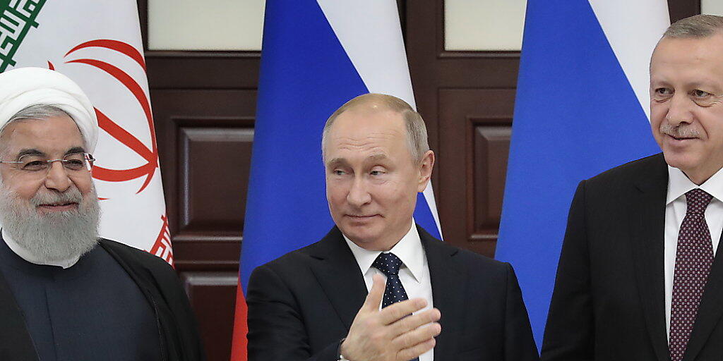 Russlands Präsident Wladimir Putin (Mitte) fordert am Syrien-Gipfel in Sotschi die USA auf, die Truppen rasch aus Syrien abzuziehen. Am Gipfel vereinbarte er mit dem türkischen Staatschef Recep Tayyip Erdogan (rechts) und Irans Präsident Hassan Ruhani, das Vorgehen im Syrien zu koordinieren.