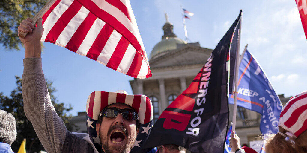 Unterstützer von US-Präsident Trump protestieren vor dem Kapitol in Atlanta, Georgia. Foto: Ben Gray/AP /dpa Unterstützer von US-Präsident Trump protestieren vor dem Kapitol in Atlanta, Georgia. Foto: Ben Gray/AP /dpa