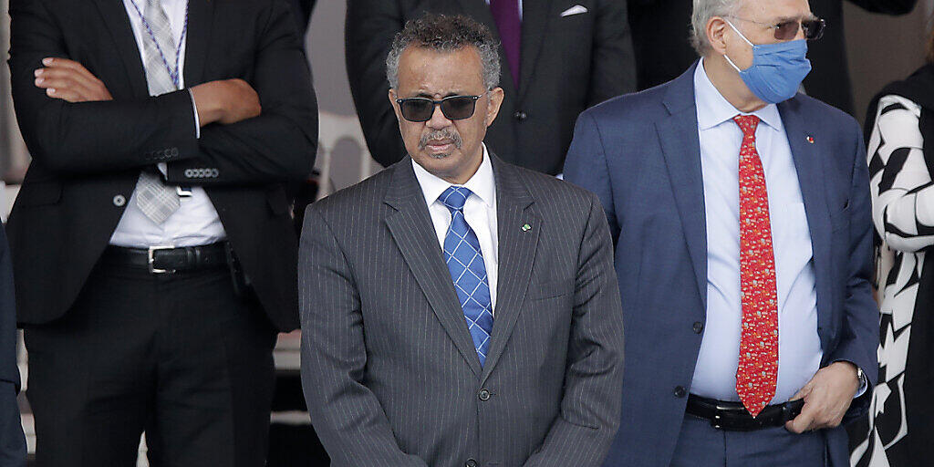 Tedros Adhanom Ghebreyesus (M), Generaldirektor der Weltgesundheitsorganisation (WHO), nimmt an einer Militärfeier teil. Die traditionelle Militärparade auf der Prachtstraße Champs-Élysées fällt wegen der Corona-Krise aus. Stattdessen wird es eine militärische Feier auf der Place de la Concorde geben. E Foto: Christophe Ena/AP/dpa Tedros Adhanom Ghebreyesus (M), Generaldirektor der Weltgesundheitsorganisation (WHO), nimmt an einer Militärfeier teil. Die traditionelle Militärparade auf der Prachtstraße Champs-Élysées fällt wegen der Corona-Krise aus. Stattdessen wird es eine militärische Feier auf der Place de la Concorde geben. E Foto: Christophe Ena/AP/dpa