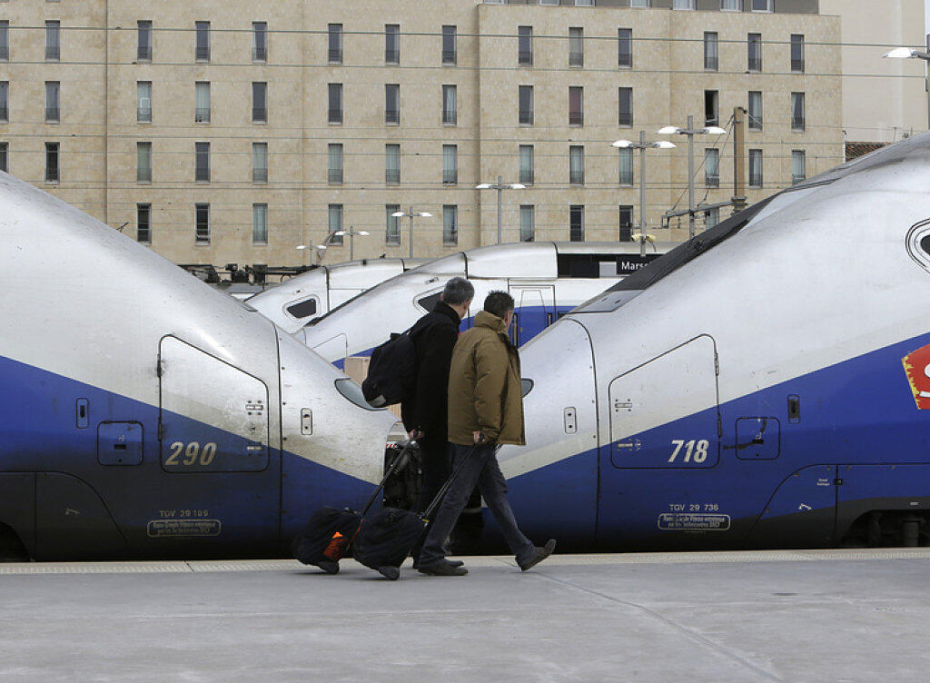 Passagiere vor stehenden TVG-Zügen am Freitag im Bahnhof Saint Charles in Marseille. Passagiere vor stehenden TVG-Zügen am Freitag im Bahnhof Saint Charles in Marseille.