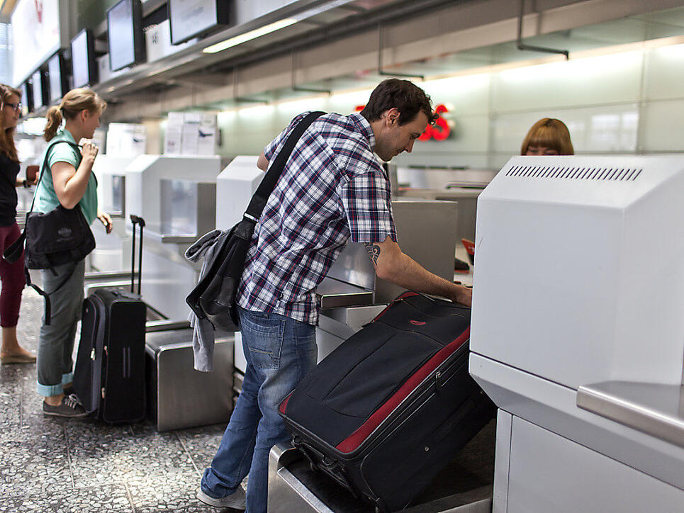 Swiss- und Edelweiss-Kunden müssen künftig am Flughafen Zürich nicht mehr zwingend mit dem Gepäck an den Check-in-Schalter. Sie können ihre Reisekoffer zuhause abholen und direkt einchecken lassen. (Symbolbild)
