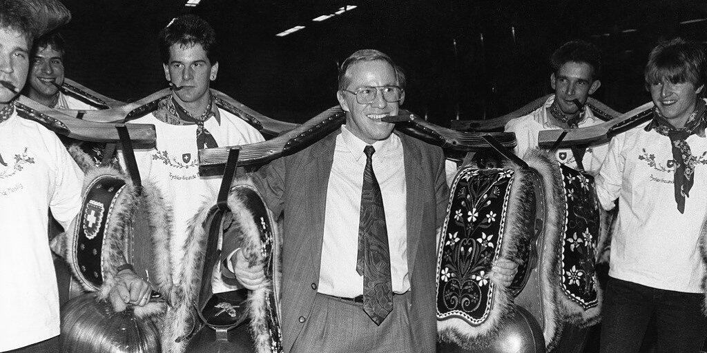 Der prominenteste EWR-Beitrittsgegner war der damalige SVP-Nationalrat Christoph Blocher. Im Bild an einem Umzug mit Treicheln im November 1992. (Archivbild)