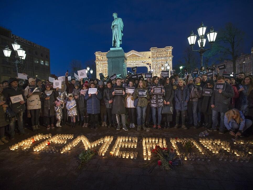 Menschen stehen in Moskau vor dem mit Kerzen gebildeten Wort Kemerovo. Im sibirischen Kemerovo waren bei einem Grossbrand am Sonntag 64 Menschen ums Leben gekommen, unter ihnen 41 Kinder.