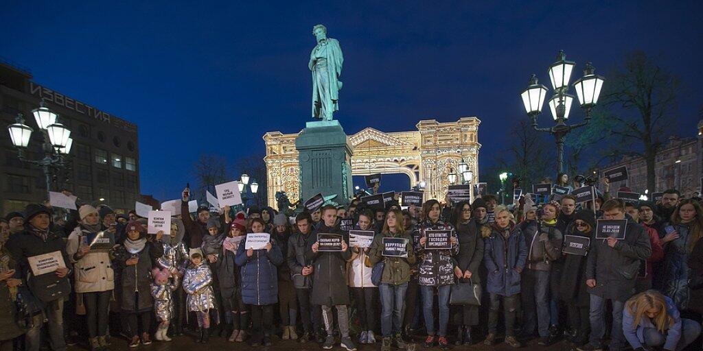 Menschen stehen in Moskau vor dem mit Kerzen gebildeten Wort Kemerovo. Im sibirischen Kemerovo waren bei einem Grossbrand am Sonntag 64 Menschen ums Leben gekommen, unter ihnen 41 Kinder.