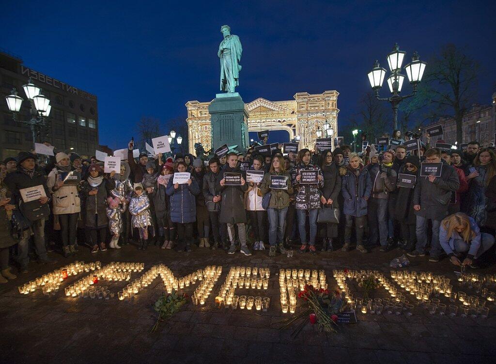 Menschen stehen in Moskau vor dem mit Kerzen gebildeten Wort Kemerovo. Im sibirischen Kemerovo waren bei einem Grossbrand am Sonntag 64 Menschen ums Leben gekommen, unter ihnen 41 Kinder. Menschen stehen in Moskau vor dem mit Kerzen gebildeten Wort Kemerovo. Im sibirischen Kemerovo waren bei einem Grossbrand am Sonntag 64 Menschen ums Leben gekommen, unter ihnen 41 Kinder.