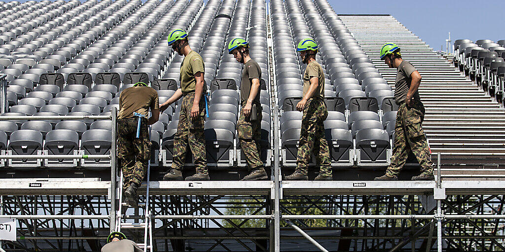 30 Tage vor dem Eidgenössischen Schwing- und Älplerfest 2019 in Zug ist der Aufbau der Arena in vollem Gang.