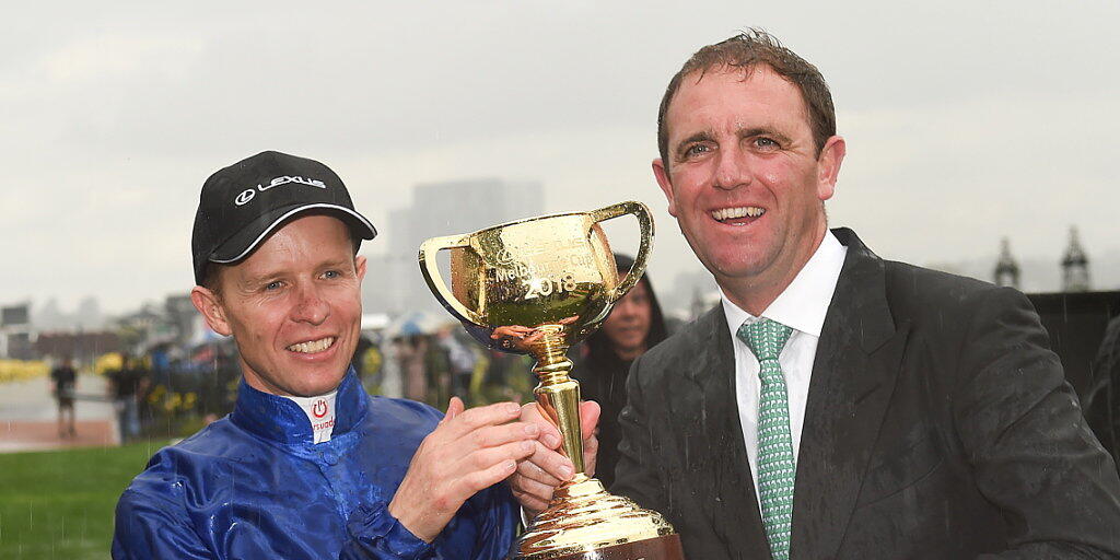 Jockey Kerrin McEvoy (links) mit dem Pokal für den Gewinn des Melbourne Cups