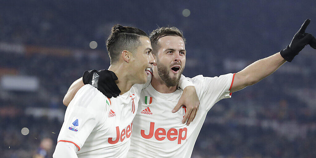 Cristiano Ronaldo (links) und Miralem Pjanic jubeln über das 2:0-Führungstor gegen die AS Roma