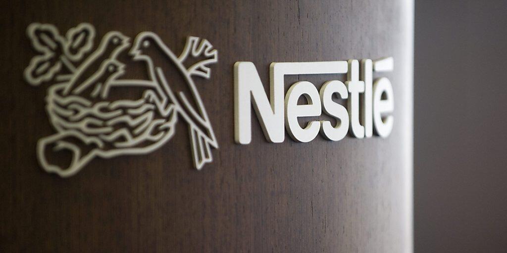Der Nahrungsmittelkonzern Nestlé sieht sich mit Vorwürfen zu Babymilch-Produkten konfrontiert. Einige Produkte sollen krebserregend sein, wie die deutsche Konsumentenorganisation Foodwatch kritisiert.(Archivbild)