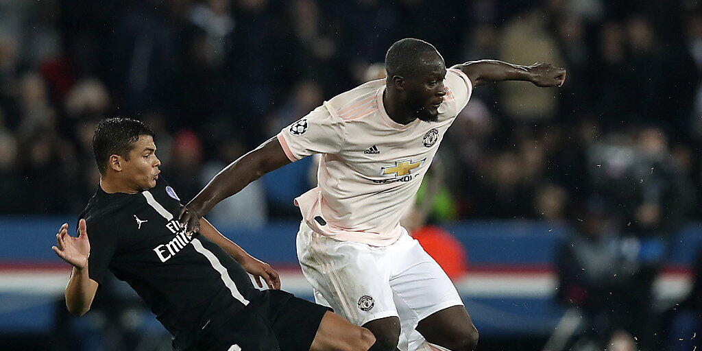 Manchesters Doppeltorschütze Romelu Lukaku (rechts) im Zweikampf mit PSG-Captain Thiago Silva Manchesters Doppeltorschütze Romelu Lukaku (rechts) im Zweikampf mit PSG-Captain Thiago Silva