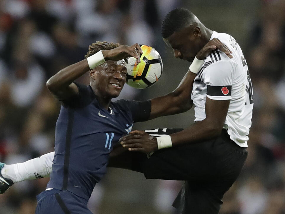 Englands Tammy Abraham (links) begegnet dem deutschen Verteidiger Antonio Rüdiger auf Augenhöhe