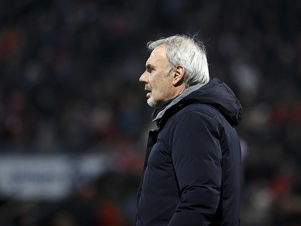 Xamax-Trainer Michel Decastel sieht, wie seine Spieler einen Rückstand von drei Toren wettmachen