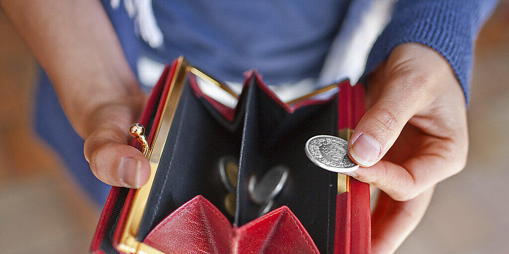 Nicht mehr viel im Portemonnaie - so geht es vielen Städtern und Singles. (Archivbild)