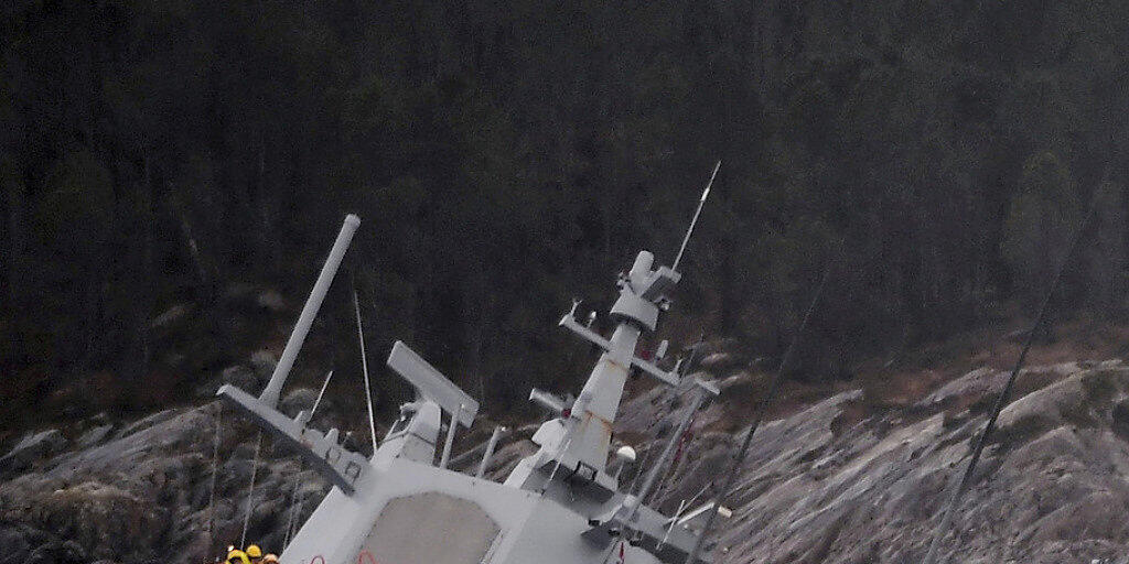 Am Dienstagmorgen ragten nur noch der Radarturm und Teile des Hecks der "Helge Ingstad" aus dem Wasser.