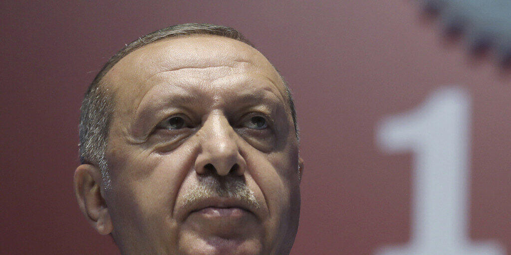 Bekommt von der Finanzratingagentur Fitch die Quittung für den Rauswurf des türkischen Notenbankchefs: Staatspräsident Recep Tayyip Erdogan. (Archivbild)