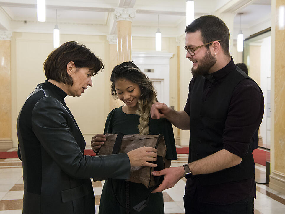 Die damalige Bundespräsidentin Doris Leuthard spricht mit Jerica Moser und Renato Walker, zwei der Sonderpreisgewinner, an einem Treffen mit den Sonderpreisgewinnern des Nationalen Wettbewerbes 2017 von "Schweizer Jugend forscht". (Archivbild)