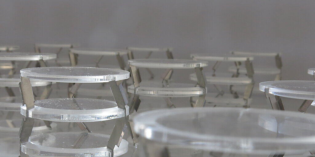 Empa Forscher haben makroskopische Kristallstrukturen entwickelt, die je nach Konfiguration bestimmte Frequenzen schlucken oder weiterleiten.