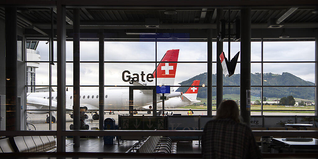 Die Wartehalle des Flughafens Bern-Belp ist weit gehend leer: Die Regionalfluglinie SkyWork hat den Betrieb eingestellt.
