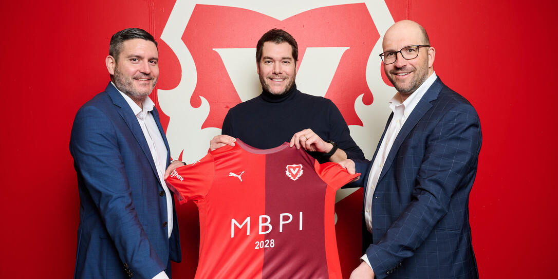 (v.l.) Matthias Gstöhl, Mitglied der Geschäftsleitung MBPI AG, Patrick Burgmeier, Geschäftsführender Präsident FC Vaduz und Klaus Schmidle, Geschäftsführender Verwaltungsrat MBPI AG