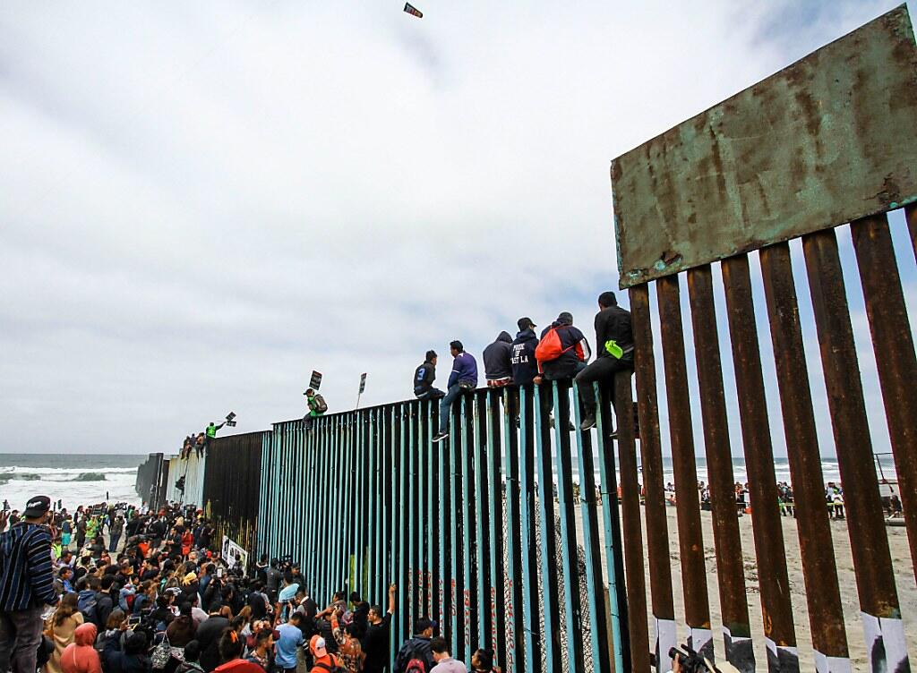 Zahlreiche Flüchtlinge bitten an der Grenze der USA zu Mexiko nahe der mexikanischen Grenzstadt Tijuana um Einlass in die Vereinigten Staaten.