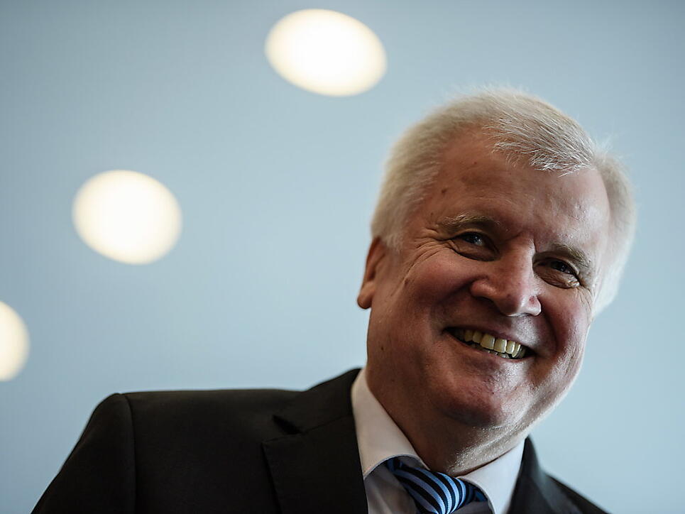 Der deutsche Innenminister Horst Seehofer freute sich, dass an seinem 69. Geburtstag auch 69 Afghanen abgeschoben wurden - nun kommen aber weitere Missstände bei deutschen Abschiebungen ans Licht. (Archivbild)