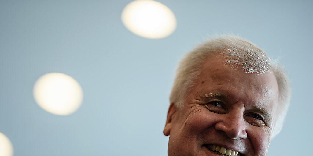 Der deutsche Innenminister Horst Seehofer freute sich, dass an seinem 69. Geburtstag auch 69 Afghanen abgeschoben wurden - nun kommen aber weitere Missstände bei deutschen Abschiebungen ans Licht. (Archivbild)