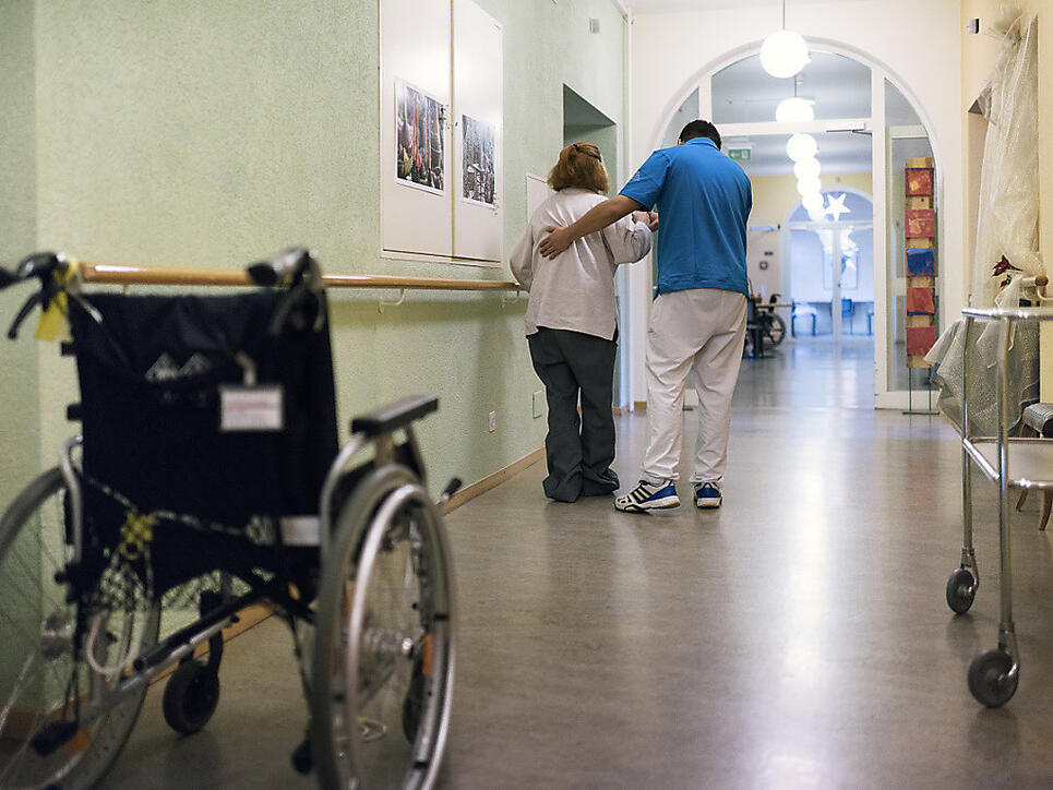Wer nach der Ausbildung in der Armee zum Zivildienst wechselt, soll künftig länger Dienst leisten müssen. So will der Bundesrat die Zahl der Zivildienstgesuche senken. (Themenbild)