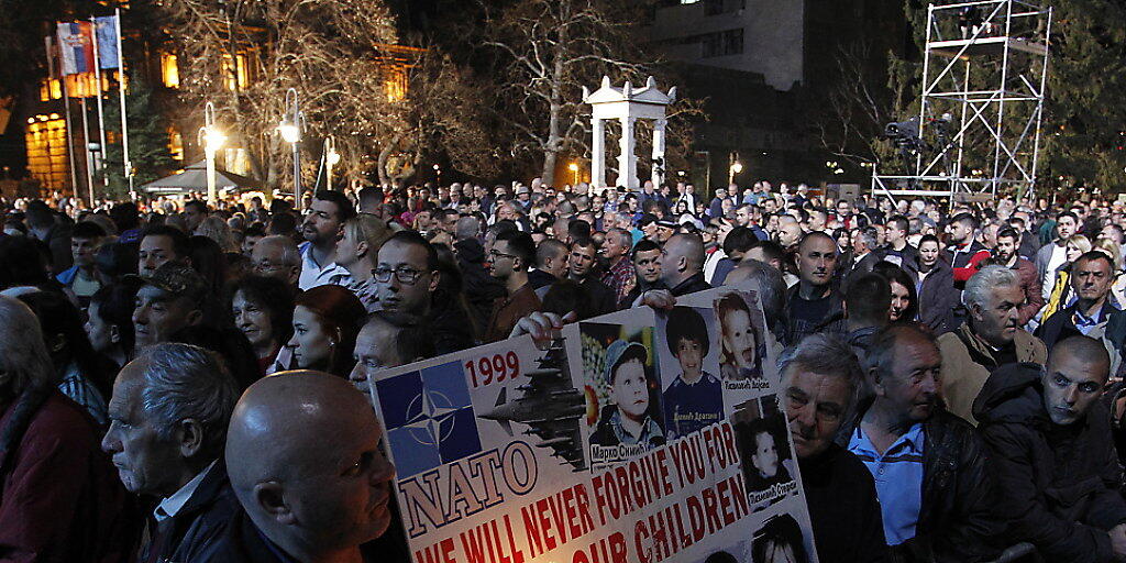 20 Jahre nach den Nato-Luftangriffen: 20'000 Menschen versammelten sich in der südserbischen Stadt Nis zu einer Kundgebung.