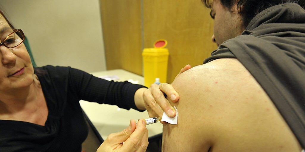 Das Bundesamt für Gesundheit (BAG) empfiehlt die Impfung gegen Masern und die Überprüfung des Impfstatus, zum Besipiel für Geschäftsleute, wenn sie nach Asien reisen. (Archivbild)