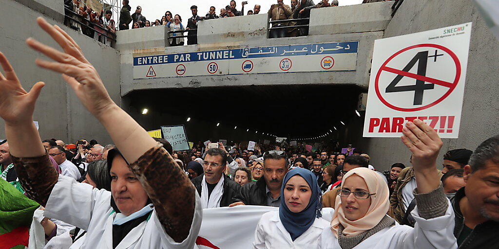 Ärztinnen und Ärzte in Algier protestieren gegen eine Verlängerung der vierten Amtszeit von Präsident Bouteflika.
