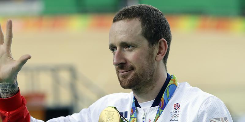 Bradley Wiggins zeigt in Rio eine seiner Olympia-Goldmedaillen Bradley Wiggins zeigt in Rio eine seiner Olympia-Goldmedaillen