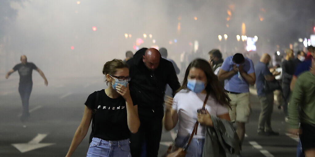 In Belgrad demonstrierten am Dienstagabend zahlreiche Jugendliche gegen die Massnahmen der Regierung zur Eindämmung des Coronavirus.
