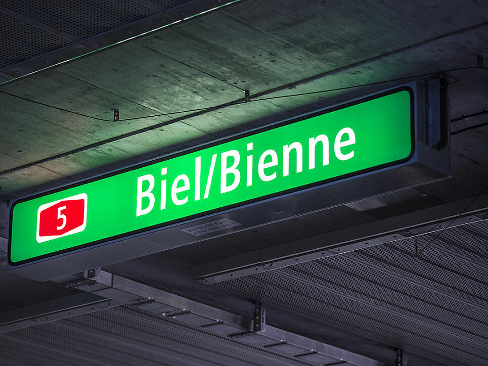 Dieses Schild in einem Tunnel der A5 bei Biel ist bereits zweisprachig gehalten. Andere Schilder sind hingegen heute noch einsprachig.