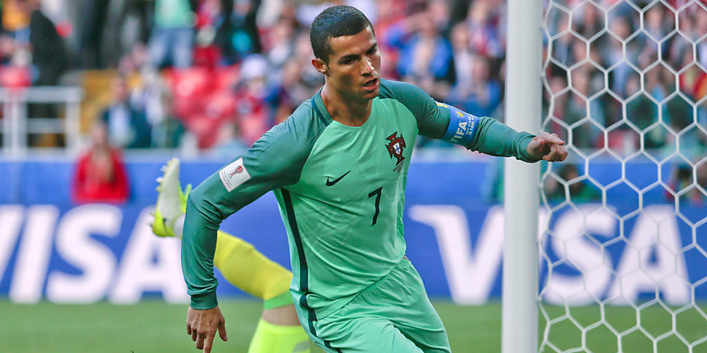 Portugals Captain Cristiano Ronaldo dreht nach seinem Siegtor zur Jubelrunde ab Portugals Captain Cristiano Ronaldo dreht nach seinem Siegtor zur Jubelrunde ab
