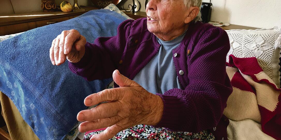 Die 92-jährige Maria Magdalena Hermann schildert ihre Eindrücke vom Luftangriff in Feldkirch vor über 75 Jahren sehr emotional. 	Bild: eh